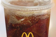 米マクドナルド、ストロー不要のふたを試験的に導入
