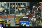 米黒人拘束死事件の余波…大規模略奪行為が監視カメラに捉えられる[海外の反応]