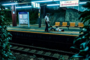 駅で酔い潰れる日本のサラリーマン、外国人写真家によって芸術に昇華