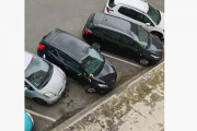 逆、逆！！斜めに停めるタイプの駐車場でなかなか出られない超絶ヘタクソドライバー