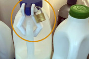 社員用冷蔵庫に入れた自分の牛乳に南京錠をかけた従業員。その行動に対するネットの反応