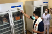 【写真】中国製ワクチンを聖水で祝福する神父さんが海外で話題に　海外の反応