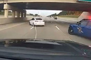 「これは絶対に逃げられない…」逃走車が『グラップラー装置』から無理やり逃げようとして後輪が丸ごと外れる