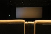 【海外の反応】ホラー映画で私語とスマホ光らせる大人３人組→隣の8〜13歳児は最初から最後まで無言だった