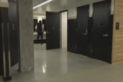 バイデン「性別規定を撤廃！性自認による更衣室＆トイレ使用許可！」[海外の反応]