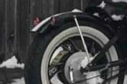 【画像】バイクに跨がっていたのは・・・！？
