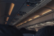 欧米人「飛行機の隣の人が3時間ずっとこの座り方なんだけど!?」ショックを受ける