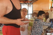 【海外の反応】オランダ人は旧植民地国のインドネシアで神のような扱いを受けるようだ…
