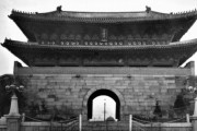 韓国紙「国宝1号 南大門、2号 円覚寺塔 ... 100年前、日本の学者が決めた」