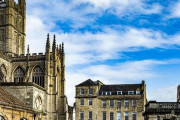 「イギリスの古都バースでは、抗議運動もエレガントみたいだ…」警察と活動家の関係