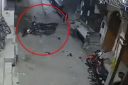 ポルターガイスト現象か？無人のバイクが突如動き出す瞬間をとらえた監視カメラ映像