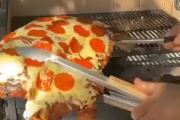 これはカロリーの暴力すぎる料理。チーズたっぷり肉ピザ焼いてみた。海外の反応