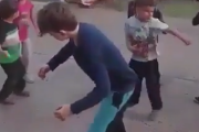 ひとりだけレベルが違う。子どもたちが自由に踊る広場で異彩を放つ男の子。海外の反応
