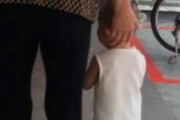 海外「中国ではこれが普通だ！シンガポールで孫に野糞をさせた祖母が逆ギレ」