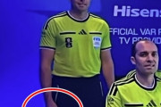 韓国人「ワールドカップ審判の怪しい手の動き…『極右の象徴』？」→「追放すべき」の声も