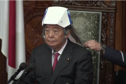 【海外の反応】「冗談かと思ったらマジだった。」日本の国会ヘルメット。