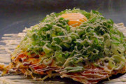 海外「日本で一番人気の鉄板焼き料理はお好み焼きだ！」お好み焼きの動画に反響（海外の反応）