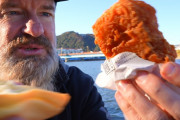 ヒゲの外国人エリックさん。コンビニで買ったものを食べる。