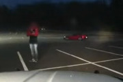 向こう見ずの若者さん、銃を車に向けて襲おうとした結果・・・　海外の反応