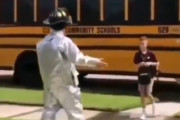 学校帰りの弟をコスプレ衣装で出迎えるお兄さんが海外で話題に！海外の反応