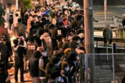 海外「沖縄の珍走団300人が警察署を取り囲んで石や卵を投げたようだ」