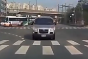 全く止まる気なし！実際に出会ったら怖すぎる正面衝突の自動車事故。海外の反応