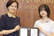 韓国史上最年少！中学生小説作家の16歳女の子が国に1億も寄付で国民は心を打たれて感謝と拍手喝采で応援の声が上がる