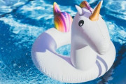 【動画】ユニコーンの浮き具にしがみつき海を漂流する女児救出　海に浮かぶ姿が絶望的すぎィ!!
