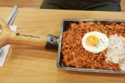 シャベルに盛られて提供されるキムチチャーハン(海外の反応)