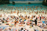 海外「直ぐそこに海岸があるのでは？」 日本の室内プールが人口密度多すぎると話題に