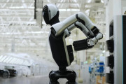 自分でバッテリーを交換、24時間365日働くことが可能な二足歩行自律ロボット