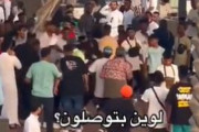 海外「女性二人を取り囲んでハラスメントをするサウジアラビア人達」