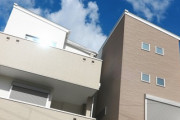 日本の3階建ての家ってこんな造りだったのか…「家の広さはそこそこありそうですね🤔」「日本に行って自分の目で見てみたいという気持ちが強くなります」海外の反応