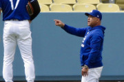 ロバーツ監督が大谷翔平に熱血指導する様子に全米騒然！←「デコピンの真似の仕方を教えている」（海外の反応）