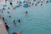 海外「どこで誰が溺れているか分かるだろうか？ウォーリーを探せ並に難易度が高いプール監視員の仕事」