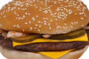 天井にマクドナルドのピクルスを貼り付けただけのアート