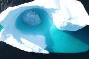 カナダ近海で漂う氷山の一部が美しすぎて泳ぎたくなってしまう映像