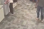 海外「【閲覧注意】 手斧で予告なく人を襲う黒人」