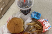 アメリカ人「このハンバーガーセットが4ドルなんだがどう思う？」