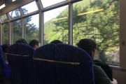 外国人「この日本の電車を見てくれ、座席が窓側を向いてて景色を楽しめる」