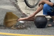 【韓国のSNSは怖い】道路下水口にタバコ吸い殻をたくさん注いだ男性が晒されて猛バッシングwww