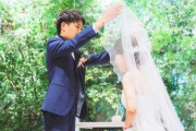 海外「二度見した」有名漫画家の結婚報告を海外ファンが祝福！→意外過ぎる【花嫁姿】が話題に！