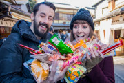 外国人さんたちが日本の駄菓子を食べてみた！！懐かしい感じのする駄菓子、皆はどれが好きだった？