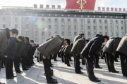 海外「北朝鮮で金正恩は『クソ野郎』だと落書きされる。当局は平壌住民に筆跡のサンプルを求める」