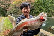 海外掲示板「日本ででっかいニジマス釣ったよ(写真)」←海外の反応