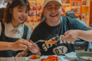韓国観光公社のローカルフード企画でホンオ挑戦、海外インフルエンサーの反応に韓国ネットもざわつく