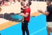 小さな女の子が一発勝負の体操で失敗して号泣→ホッコリする結末に