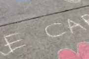 コロナウィルスの感染が広がる中、アメリカの少女が歩道にチョークで書いたポジティブなメーッセージが海外に拡散　海外の反応