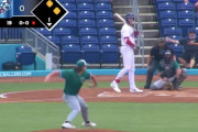 【海外の反応】米マイナー選手、タイムを取ってもらえず達人打法を披露する「殿堂入り級の珍事」