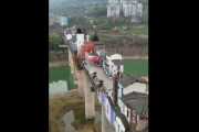 【海外の反応】中国重慶市の橋の上に建てられた町　海外の反応「そのうち悲劇が起きそう、酔っ払った夜が怖い」